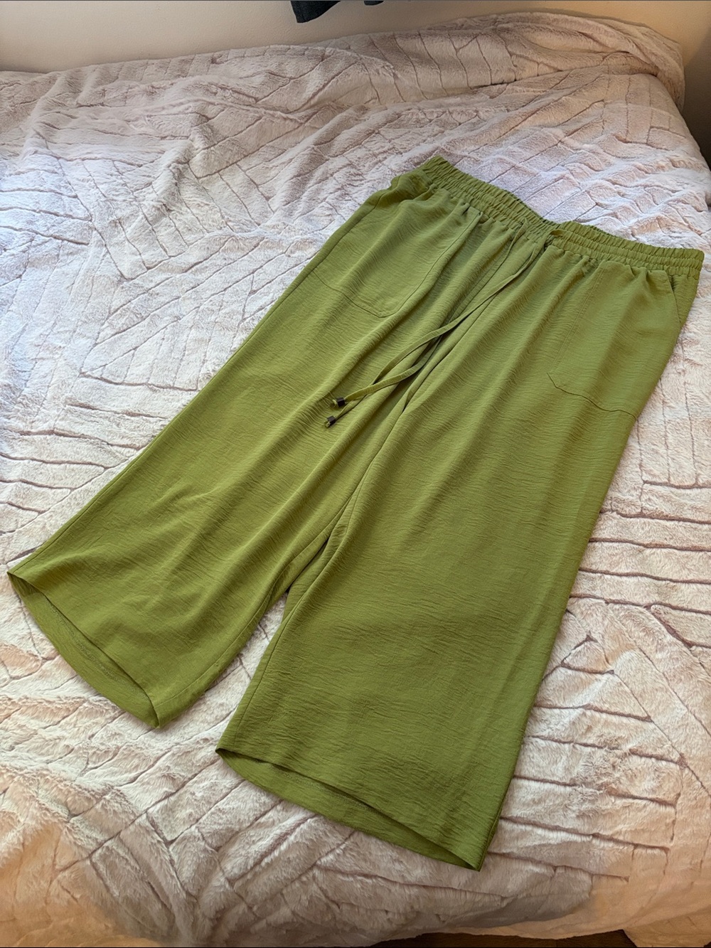 Elastic-Waist Olive Green Capris with Drawstring